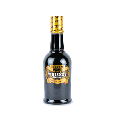 Garrafa de whiskey preto com rótulo amarelo e dourado