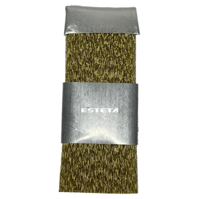 Pincel com cerdas douradas e etiqueta metálica com o texto ESTETA