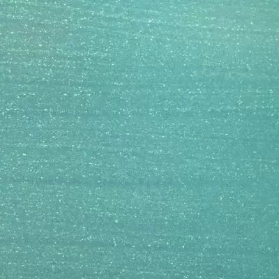 Superfície texturada azul esverdeada com brilho e linhas finas horizontais