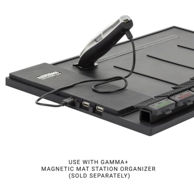 Base organizadora preta com suportes para ferramentas e portas USB, texto instrutivo em fundo branco