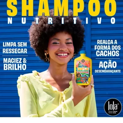 Mulher sorridente com garrafa amarela de shampoo para cabelo crespo em fundo azul