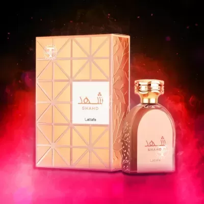 Frasco de perfume e caixa dourada com texto SHAHD Lattafa