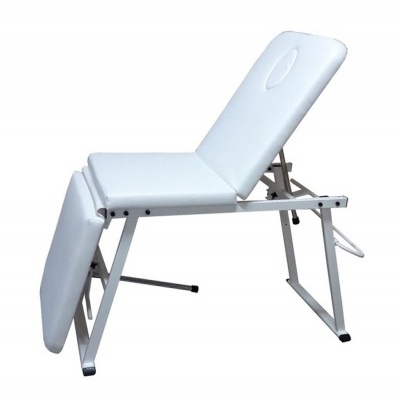 Cadeira de massagem branca com estofos e estrutura metálica