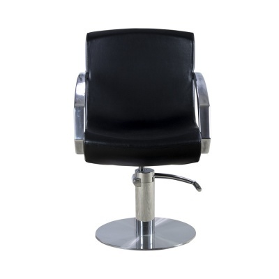 Cadeira de escritório preta com base metálica redonda e apoios cromados