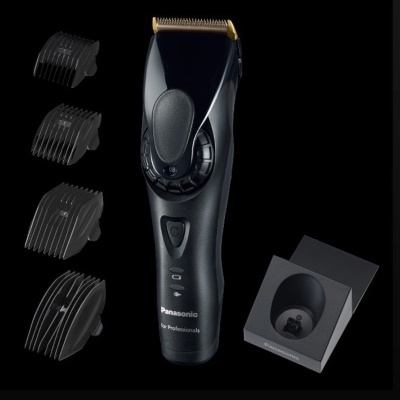 Máquina de cortar cabelo Panasonic preta e acessórios sobre fundo preto