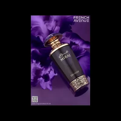 Garrafa de perfume roxa escura com detalhes dourados e texto MIRAJ, EXCLUSIF, com fundo de pétalas roxas