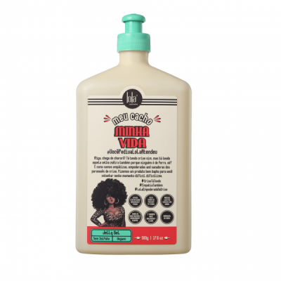 Frasco de creme para cabelo da marca Lola linha Meu Cacho Minha Vida, tampa verde e rótulo com mulher cacheada.