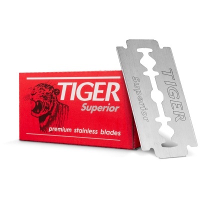 Lâmina de barbear inox com embalagem vermelha chamada TIGER Superior