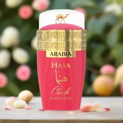 Frasco vermelho e dourado de perfume Arabia Haya Crush Le Chameau com tampa branca e camelo dourado no topo