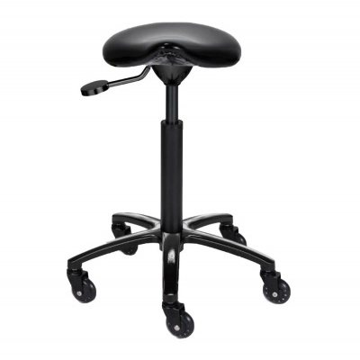 Cadeira giratória preta com assento em pele sintética e rodas, isolada em fundo branco