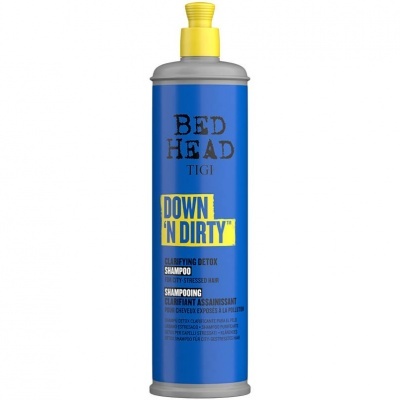 Frasco azul de shampoo Bed Head TIGI Down 'N Dirty com tampa amarela