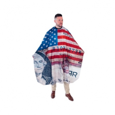 Homem com capa estampada com bandeira dos EUA e rosto impresso