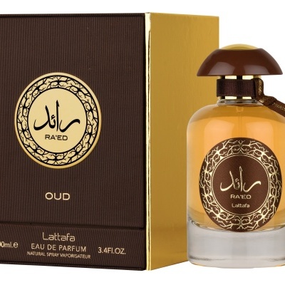 Frasco de perfume RA'ED OUD da Lattafa ao lado da sua caixa marrom e dourada