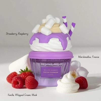 Frasco lilás de perfume com tampa decorada que parece creme e marshmallows