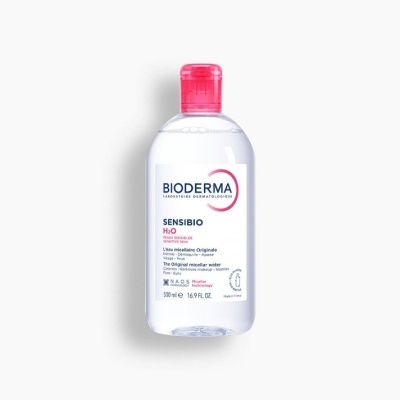Frasco de água micelar Bioderma Sensibio H2O sobre fundo branco