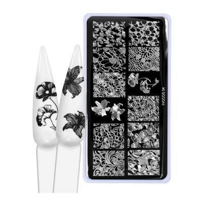 Placa de carimbos para unhas com padrões florais em preto e branco e unhas artificiais decoradas.