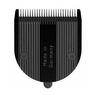lâmina de corte preta de máquina de cabelo com ranhuras verticais e texto Made in Germany