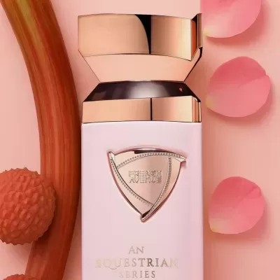 Frasco rosa claro de perfume com tampa dourada e texto FRENCH AVENUE e AN EQUESTRIAN SERIES