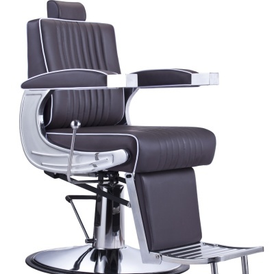 Cadeira de barbearia preta com estrutura metálica cromada e apoio para pés