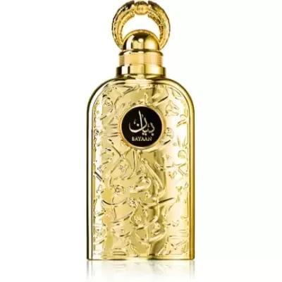 frasco de perfume dourado com textura floral e placa preta com texto