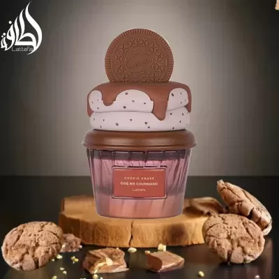 Frasco de perfume com decoração de biscoito e creme