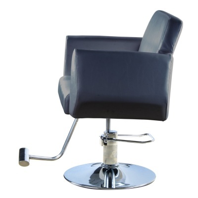 Cadeira de cabeleireiro preta com base e apoio para pés metálicos cromados