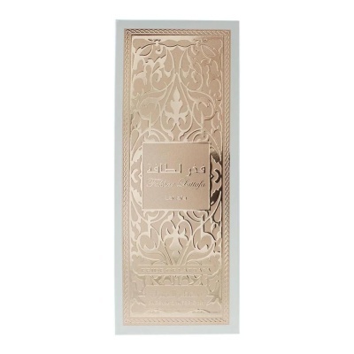 Embalagem retangular bege com padrão ornamental e texto em relevo