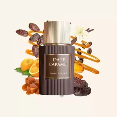 Frasco de perfume Date Caramel com ingredientes naturais em fundo bege claro