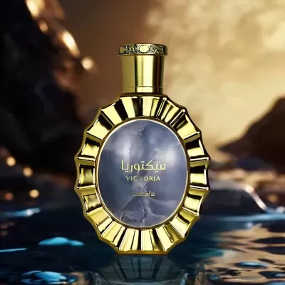 Frasco de perfume dourado VICTORIA Lattafa em fundo aquático