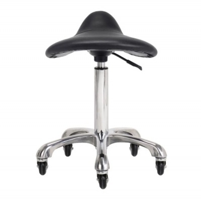 cadeira de escritório preta com estrutura metálica cromada