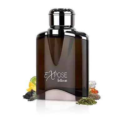 frasco de perfume escuro com texto EXPOSE Intense e especiarias e frutas ao redor
