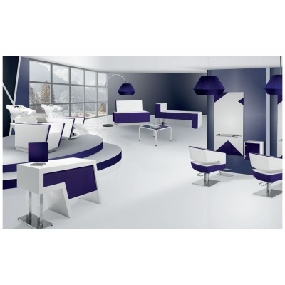 Design interior com móveis brancos e azuis em sala moderna