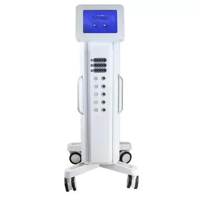 Máquina médica branca com ecrã azul e entradas numeradas em fundo branco