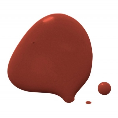 Mancha de verniz castanho avermelhado com gotas menores sobre fundo branco