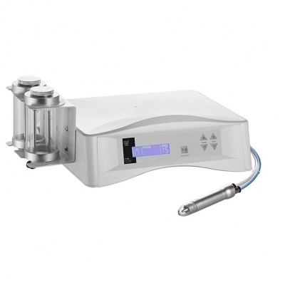 Equipamento médico branco com ecrã digital azul, dois recipientes transparentes e cabo com peça metálica cilíndrica