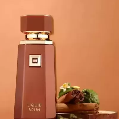 Frasco de perfume castanho LIQUID BRUN com elementos naturais ao fundo