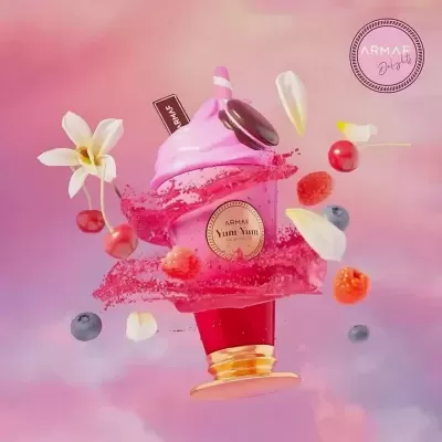 Frasco de perfume rosa ARMAF Yum Yum com frutas vermelhas e flores em fundo rosa lilás
