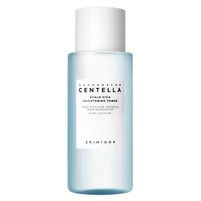 Frasco azul translúcido com tampa branca de toner Madagascar Centella da marca SKIN1004.