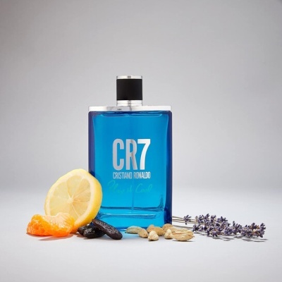 Frasco azul de perfume CR7 Cristiano Ronaldo com frutas, amêndoas, baunilha e lavanda