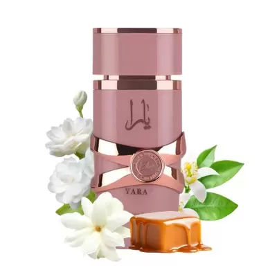 Frasco de perfume rosa com detalhes dourados e flores, caramelo e folhas verdes ao redor