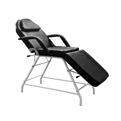Cadeira reclinável preta com estrutura metálica branca para massagens ou tratamentos estéticos