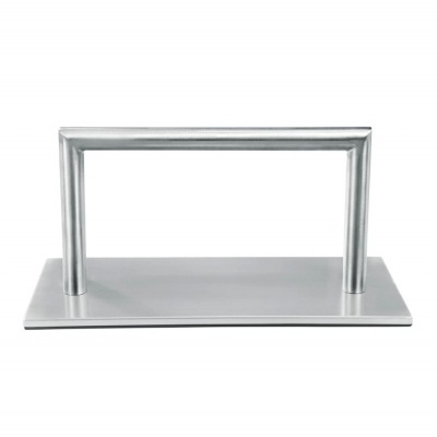 Suporte de metal prateado com base rectangular e pega em forma de barra retangular