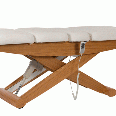 cama de massagem com estrutura em madeira e estofos brancos