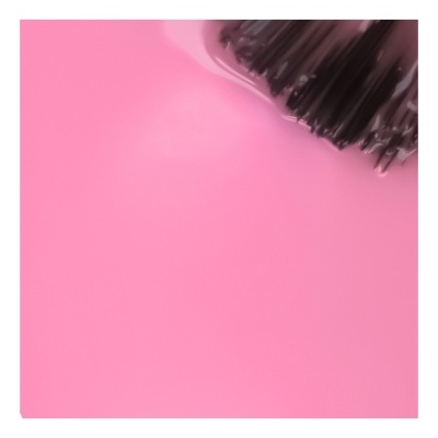 Pincel de maquilhagem com cerdas pretas e cabo transparente numa superfície rosa