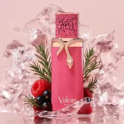 Frasco de perfume rosa com tampa decorada e frutas vermelhas