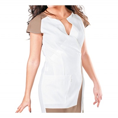 Blusa branca com mangas castanhas e decote em V