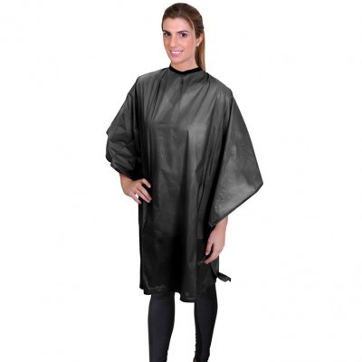 Mulher a usar capa preta lisa impermeável para cabeleireiro com fundo branco