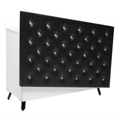 Móvel branco com frente estofada preta e botões decorativos