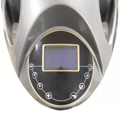 Painel de controlo com ecrã e botões num dispositivo cinzento