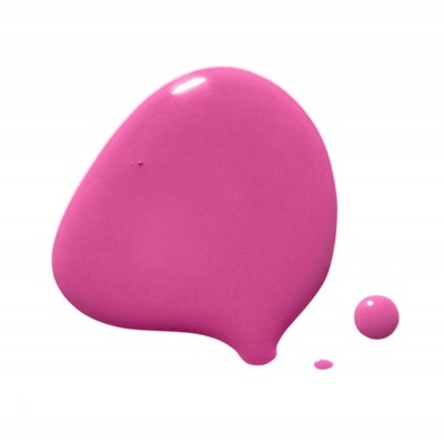 Tinta rosa líquida derramada com três gotas em fundo branco